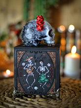 Cargar imagen en el visor de la galería, Caja Calavera Mexicana Catrina Negra