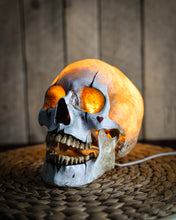 Cargar imagen en el visor de la galería, Lámpara The Mime Skull