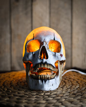 Cargar imagen en el visor de la galería, Lámpara The Mime Skull