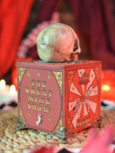 Cargar imagen en el visor de la galería, Caja de Madera con Calavera Circus