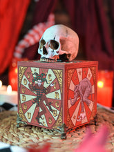 Cargar imagen en el visor de la galería, Caja de Madera con Calavera Circus