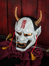 Cargar imagen en el visor de la galería, Mascara Hannya Tradicional Blanca