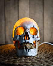 Cargar imagen en el visor de la galería, Lámpara The Mime Skull
