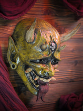 Cargar imagen en el visor de la galería, Máscara Hannya Amarillo Dorado
